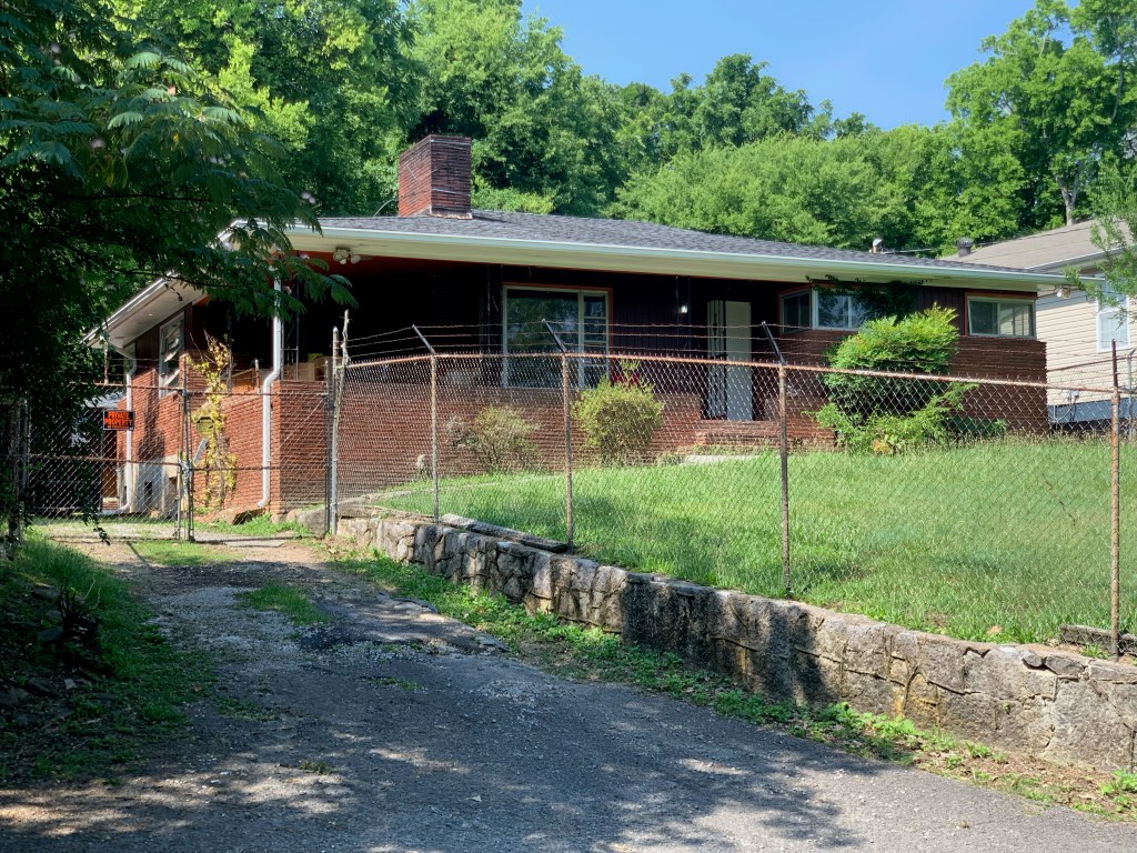 side view of single family woods drive home in Chattanooga, TN
